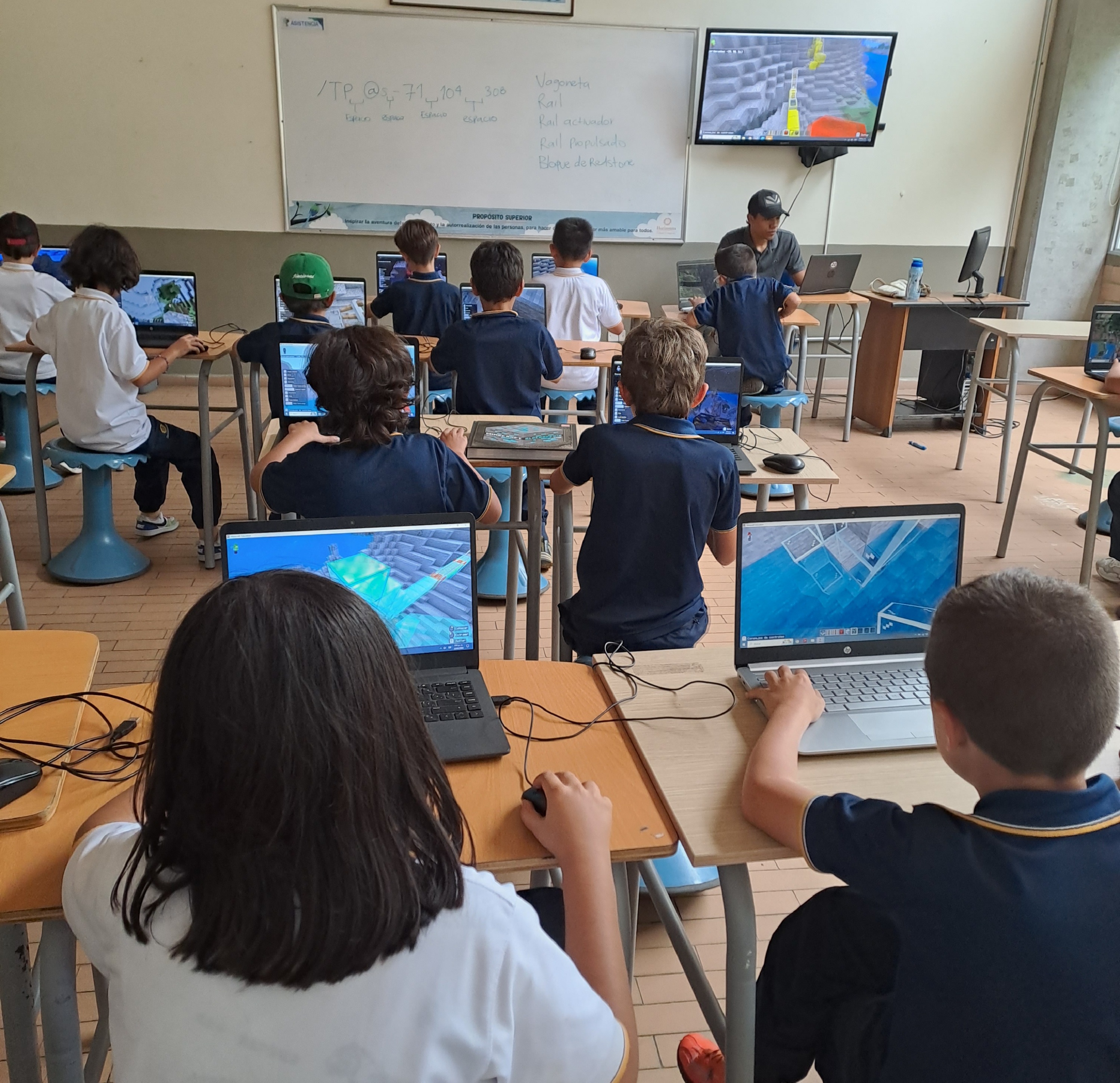 Estudiantes colaborando en laptops